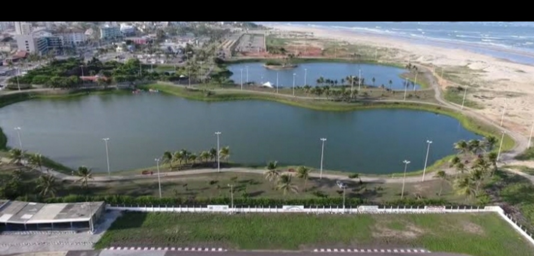 Foto aérea dos dois lagos, e abaixo um pedacinho do kartódromo, também construído à mesma época.